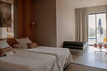 Auberge la Feniere Hotel, Cadenet twin bedroom