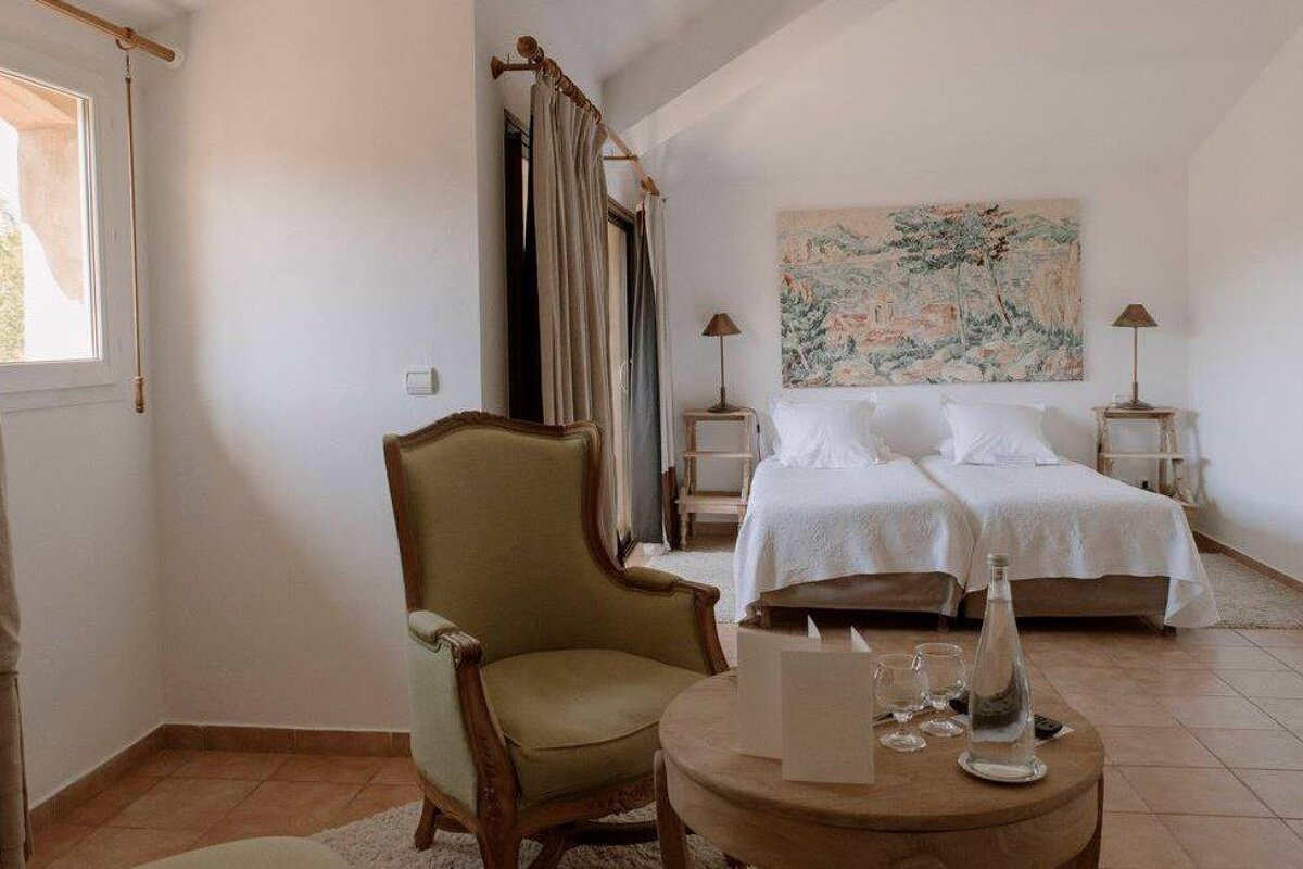 Auberge la Feniere Hotel, Cadenet twin bedroom