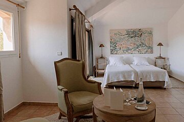 Auberge la Feniere Hotel, Cadenet twin bedroom