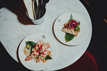 Two plates of food with le pele written on them