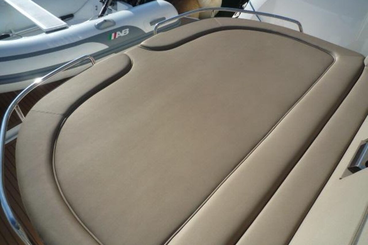 A boat with the word ab on the side of it