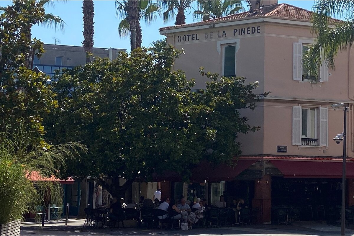 A building with the word hotel on it