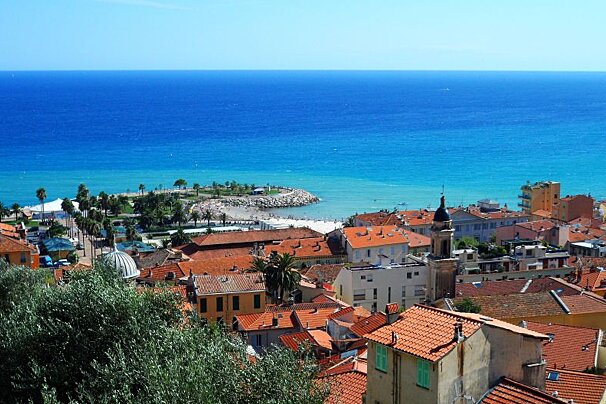 red roof tops near the sea