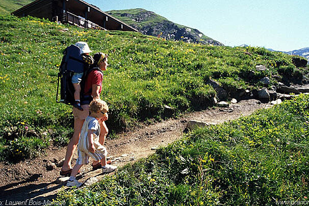 Hikers on the refuge path