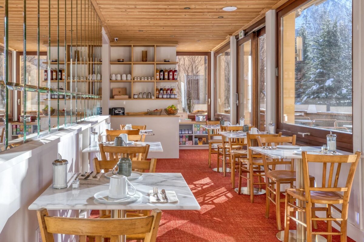 The inside of a restaurant with tables and chairs