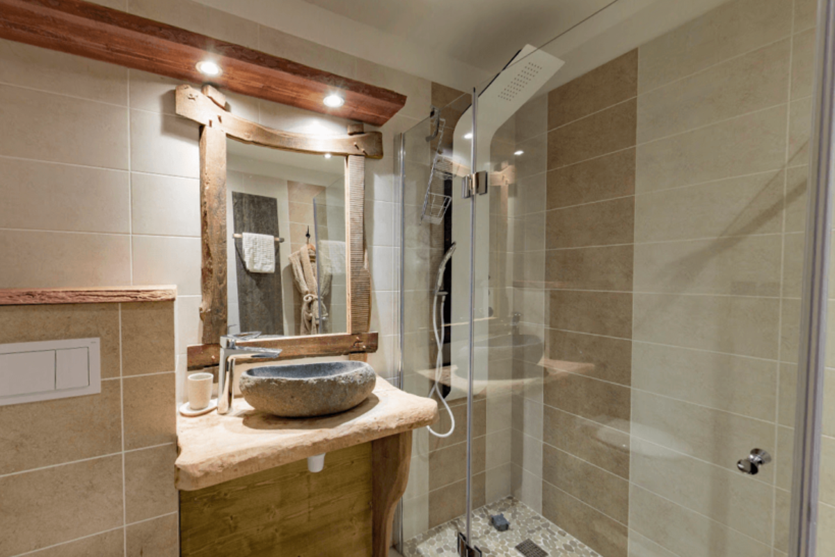 Rainbow Chalet, Val Thorens shower room