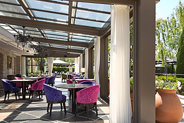 terrasse-veranda-restaurant-la-table-de-pierre-domaine-du-mas-de-pierre.jpg