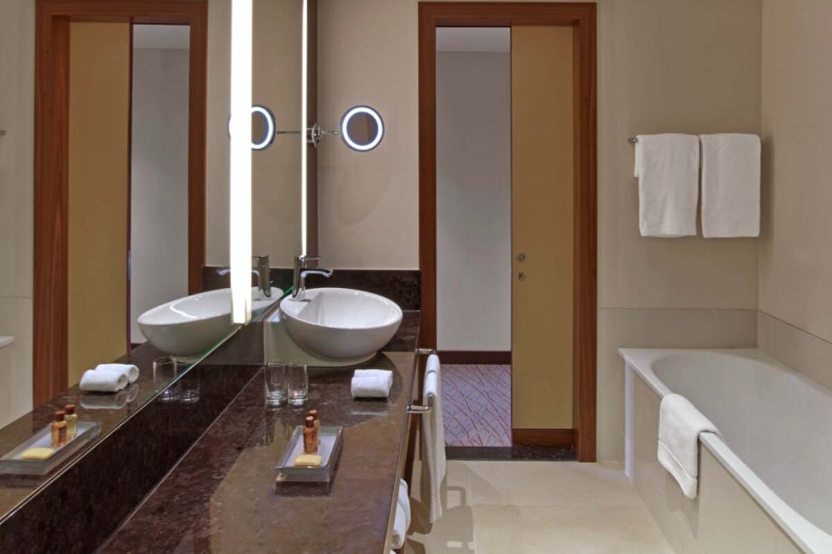 Arabella Golf Luxury Hotel, Son Vida bathroom