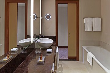 Arabella Golf Luxury Hotel, Son Vida bathroom