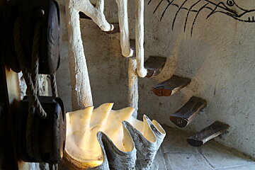 Giant clams & artistic stairwell