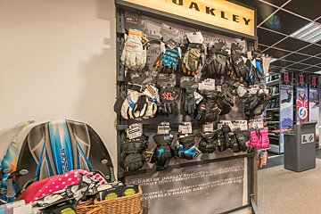 Skimium - Elpro Plagne 1800 Ski Hire, La Plagne 1800 shop interior