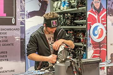 Skimium - Elpro Plagne 1800 Ski Hire, La Plagne 1800 shop interior