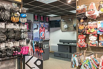 Skimium - Elpro Plagne 1800 Ski Hire, La Plagne 1800 shop interior