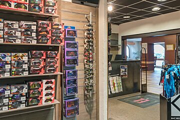 Skimium - Elpro Plagne 1800 Ski Hire, La Plagne 1800 shop interior