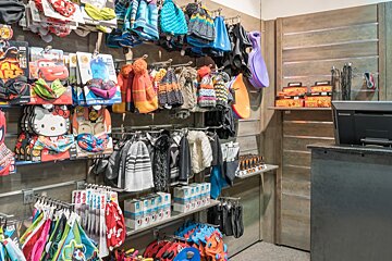 Skimium - Elpro Plagne 1800 Ski Hire, La Plagne 1800 shop interior