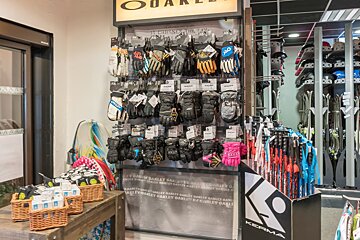 Skimium - Elpro Plagne 1800 Ski Hire, La Plagne 1800 shop interior