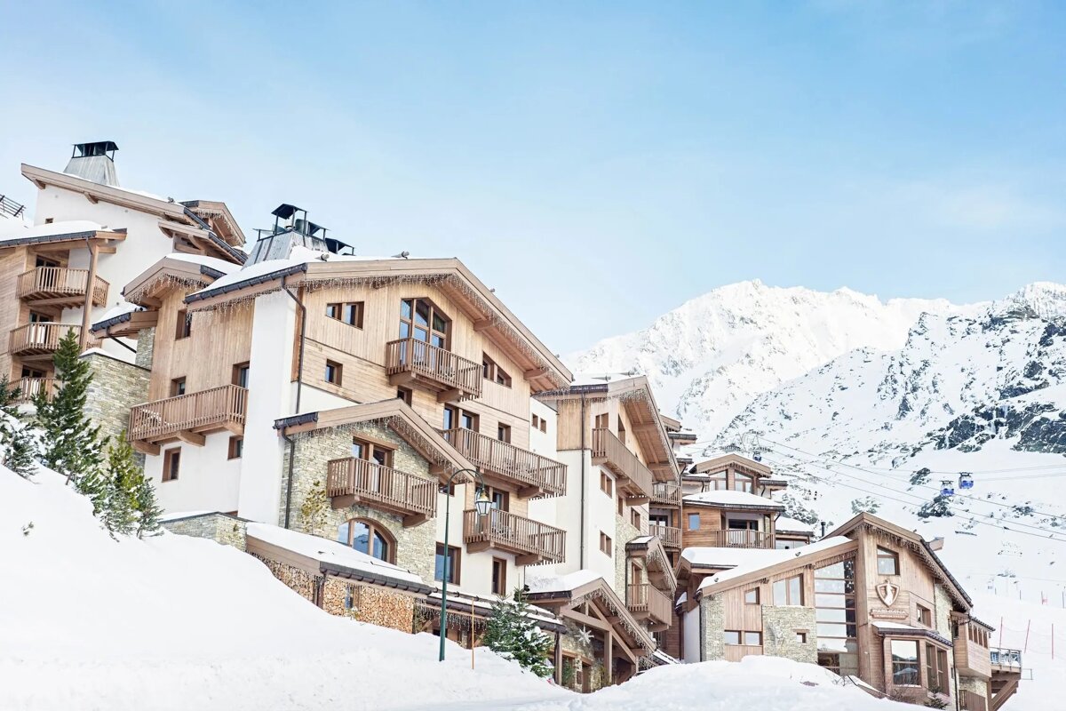 A large building with a sign that says ' montagne ' on it