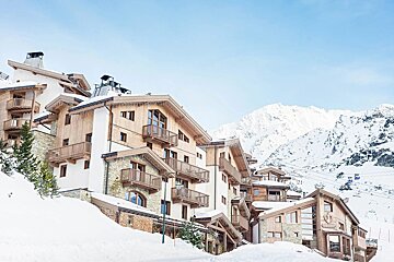 A large building with a sign that says ' montagne ' on it