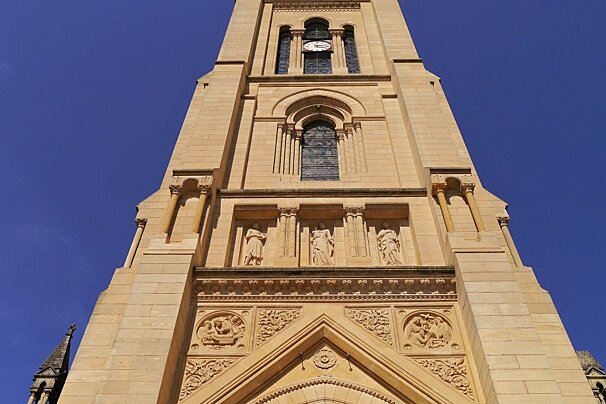 looking up at th tower of eglise notre dame bergerac