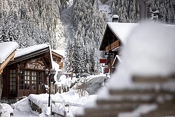 A snowy village with a sign that says neige a roc