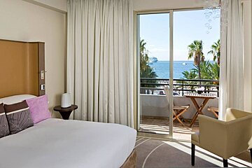 Radisson Blu 1835 Hotel & Thalasso, Cannes Centre double bedroom