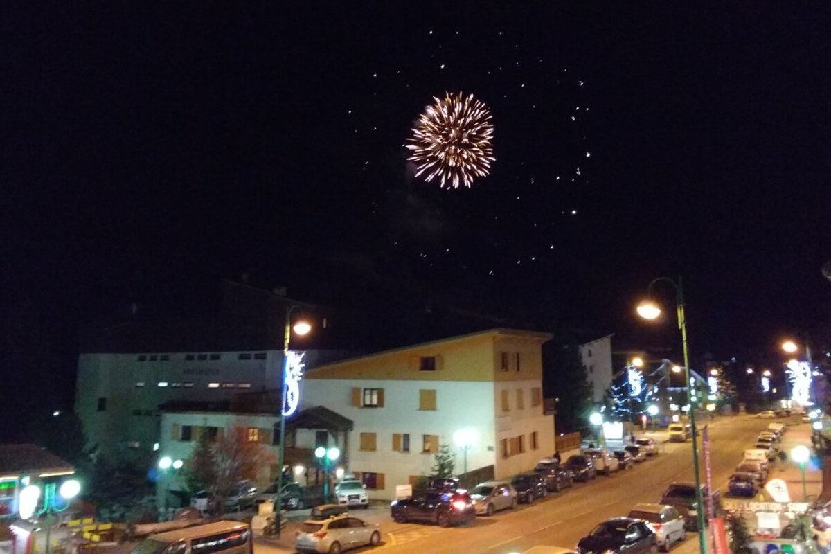 fireworks over 2 alpes