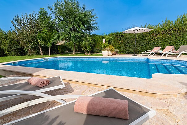 A swimming pool with a sign that says no diving
