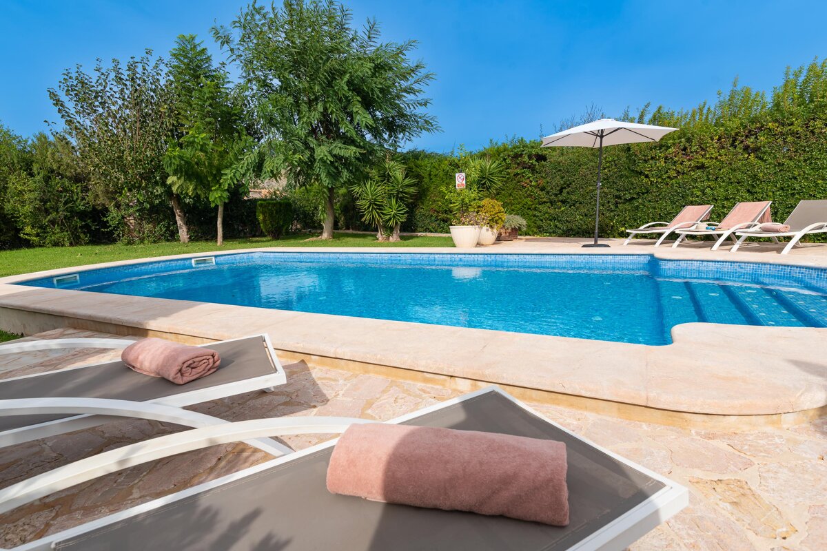 A swimming pool with a sign that says no diving