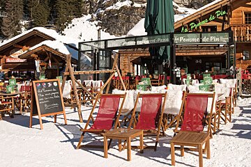 A restaurant called la pommes de pin is covered in snow