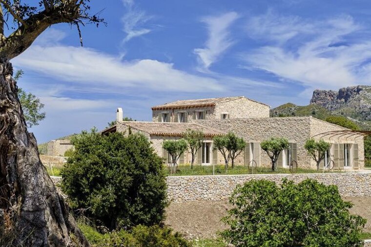 Cinco Villa, Arta exterior