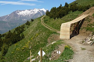 a north shore drop on a trail in 2 alpes bike park