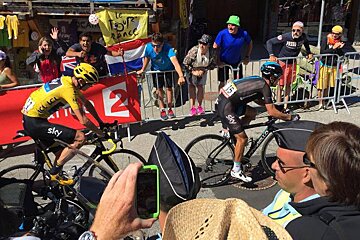 2 riders in the tour de france at alpe d'huez