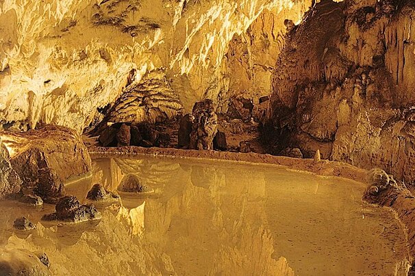 Stalactites & water pool in Grotte des Merveilles