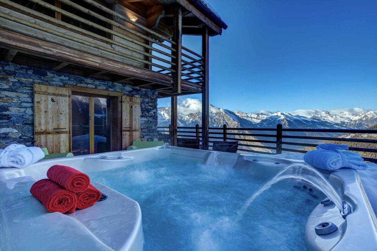 A hot tub with a view of the mountains