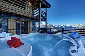 A hot tub with a view of the mountains
