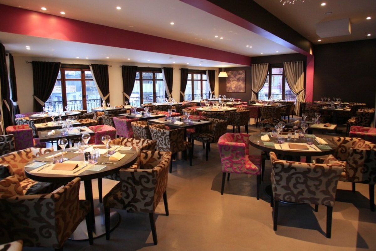 Le Table des Lys Restaurant, Arc 1950 interior