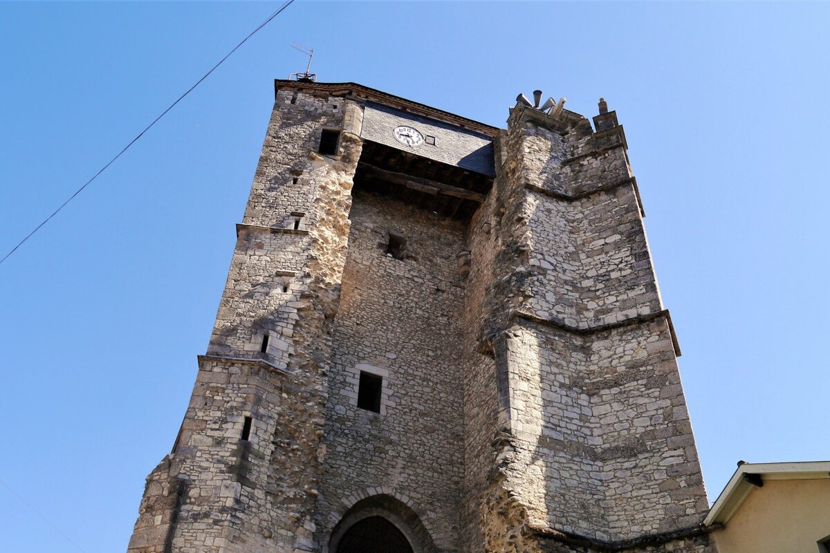 cloick face on an old church in souillac