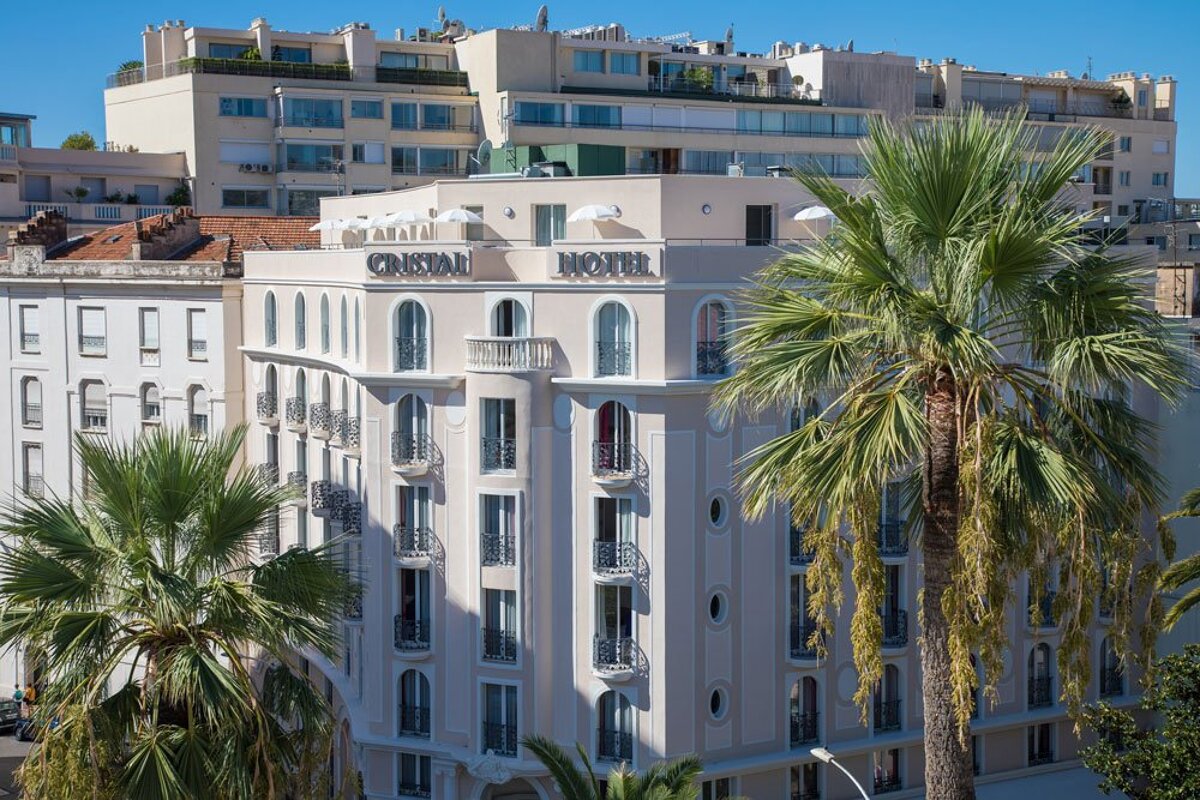 A large building with the name cristal hotel on it