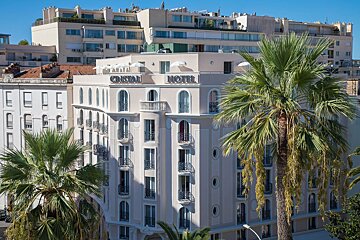 A large building with the name cristal hotel on it