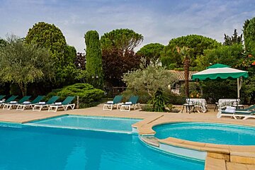 Auberge de Cassagne Hotel & Spa, Avignon swimming pool