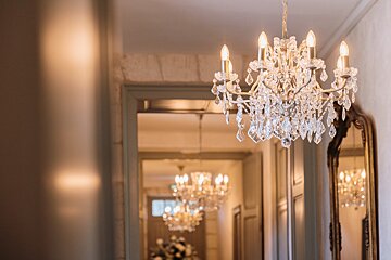 A hallway with a chandelier hanging from the ceiling