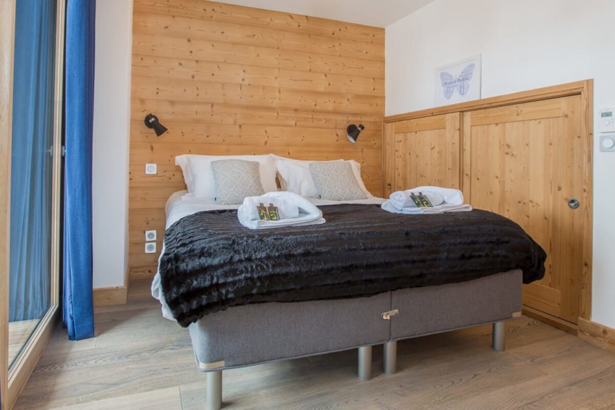 Le Papillon Apartment, Morzine double bedroom