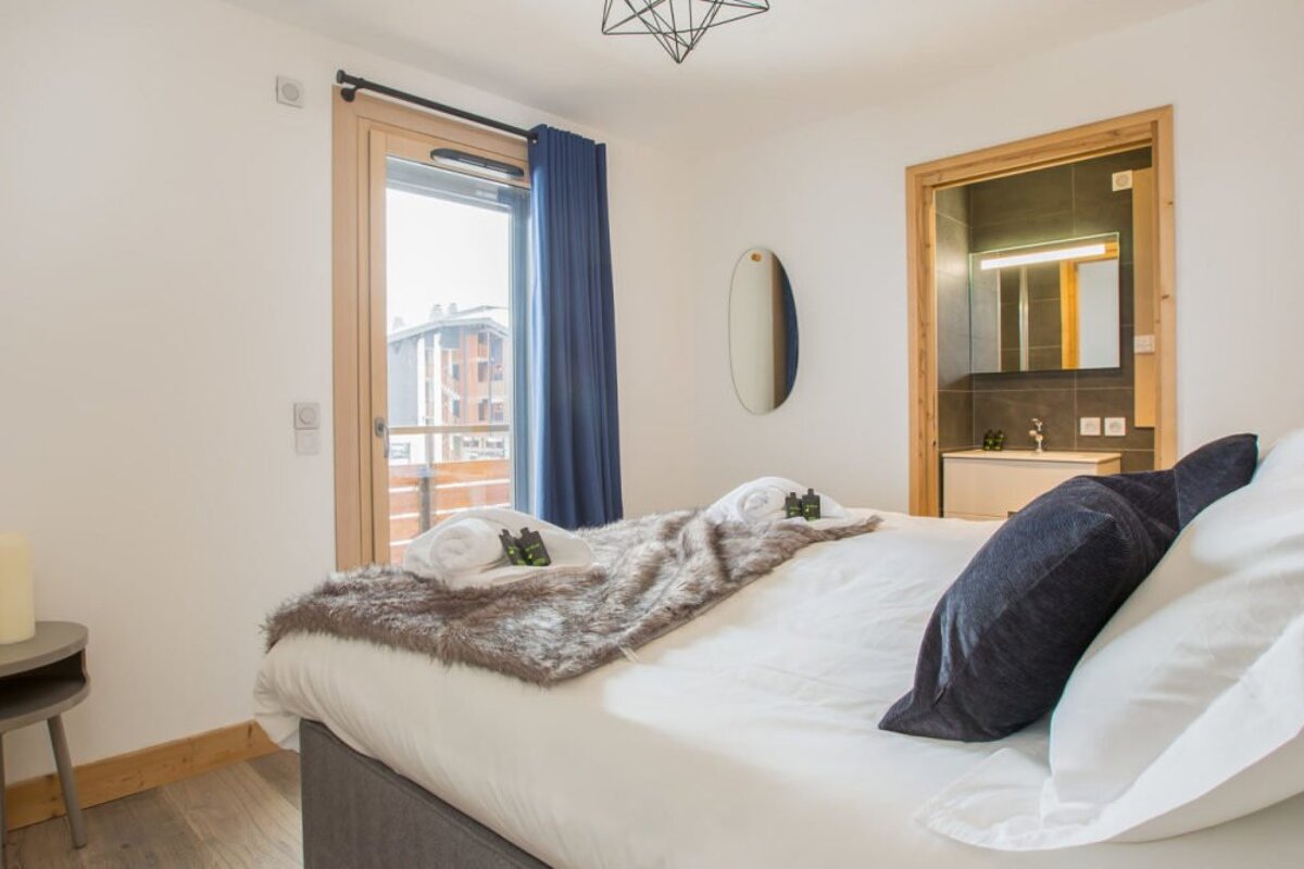 Le Papillon Apartment, Morzine double bedroom