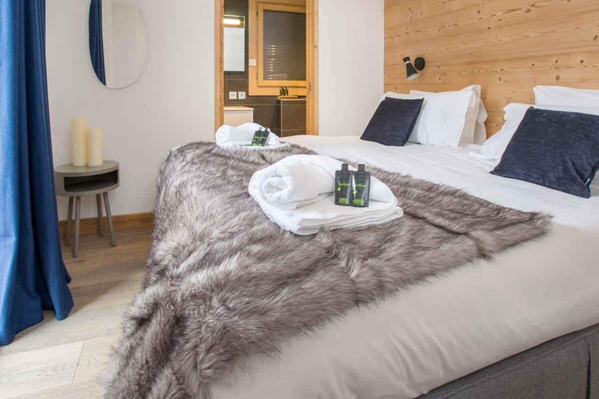 Le Papillon Apartment, Morzine double bedroom