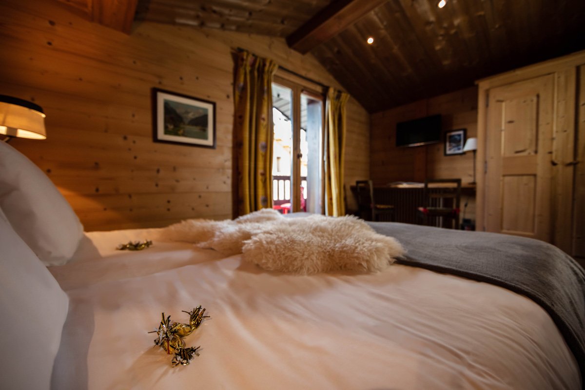 A bedroom with a bed and a picture on the wall