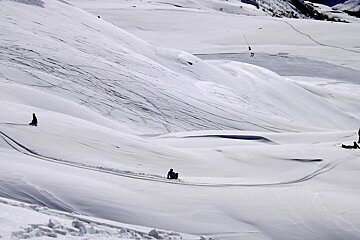 people trying out off piste skiing but falling over