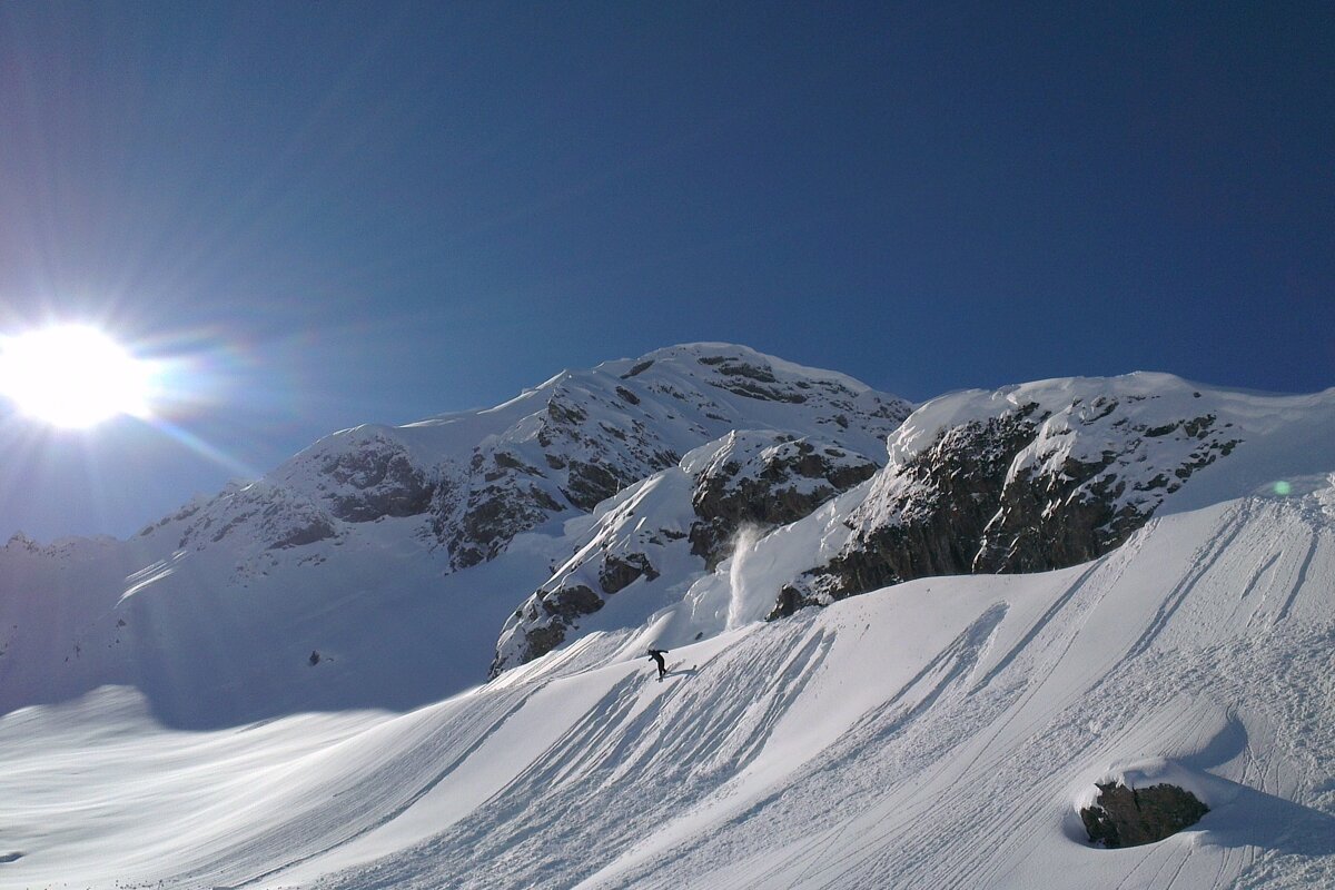powder covered cliffs in avoriaz