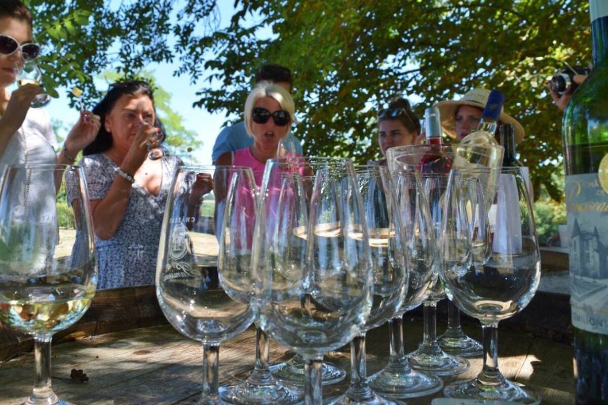 people on a wine tasting course in dordogne