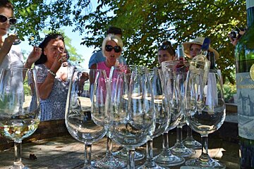 people on a wine tasting course in dordogne