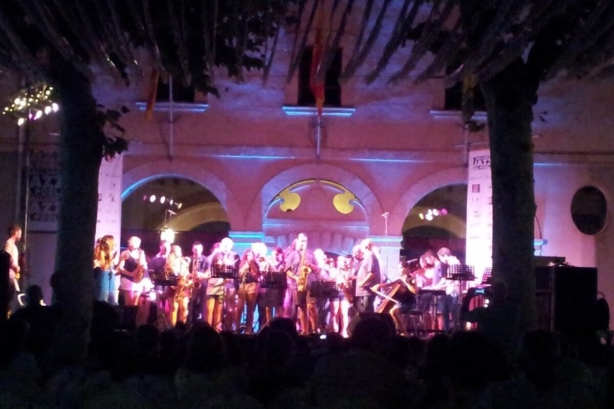A group of people on a stage in front of a sign that says rtve